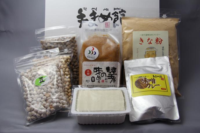 味噌1kg、味噌カレー(220g)1袋、きな粉(大・300g) 1袋、豆菓子3種類(各100g)、豆腐(木綿)1丁