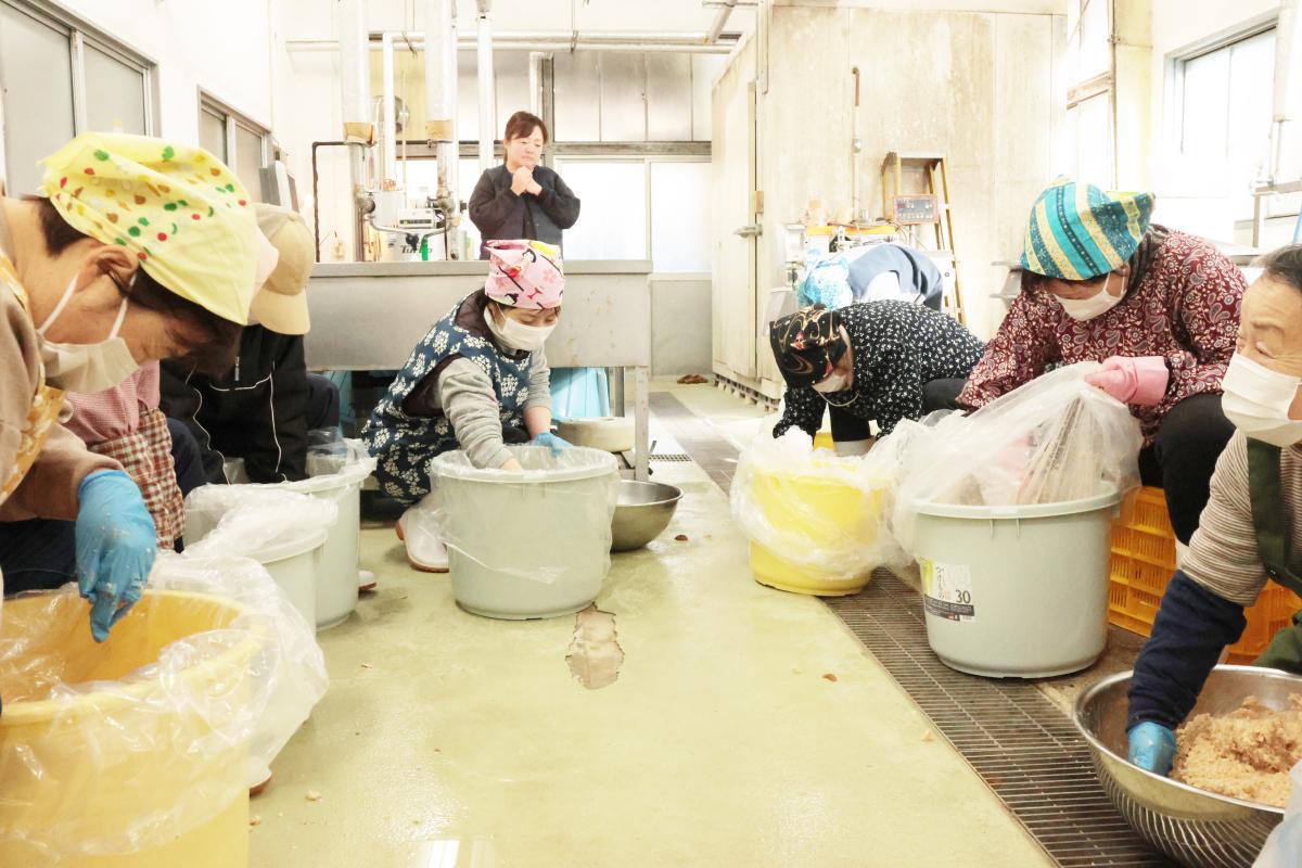 村伝統の石田味噌づくり