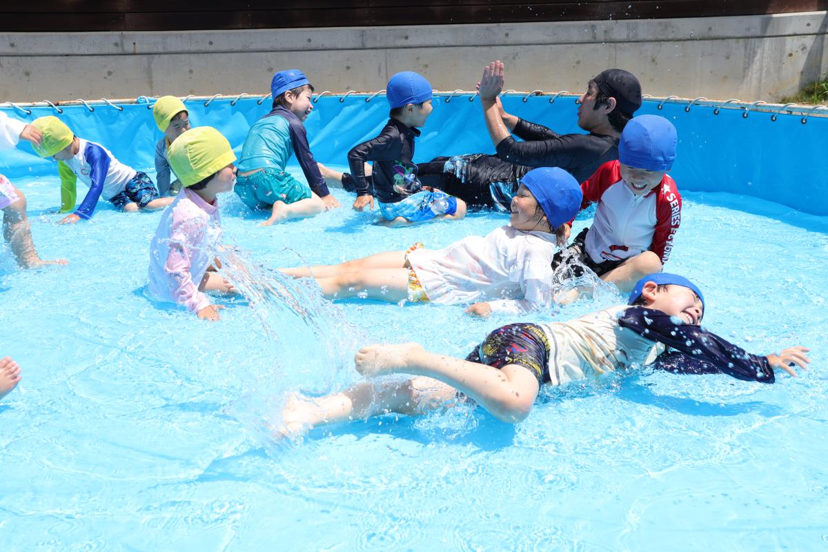 『こどもセンターでプール開き』の写真